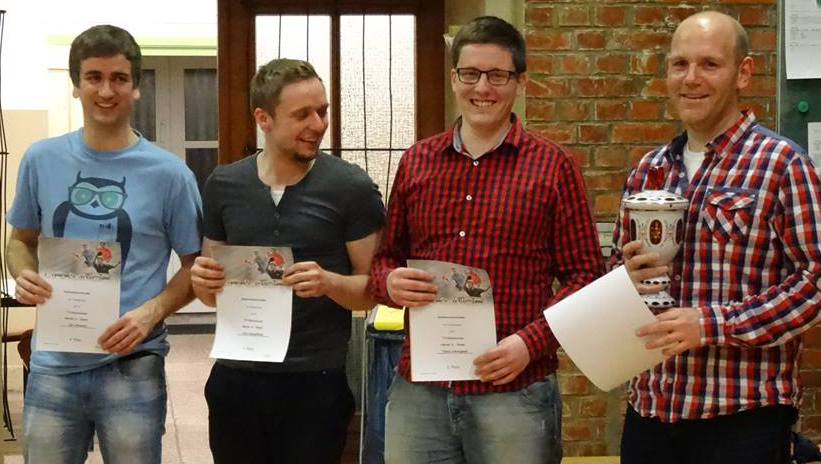 Chris Spiegelhauer (2.v.l) guckt etwas neidisch auf den Pokal des Siegers Steffen Weber (rechts)